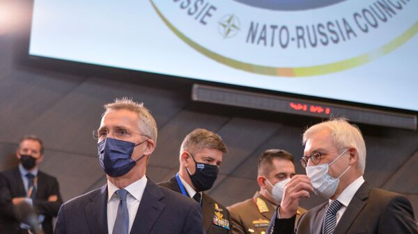 Vice-chanceler russo, Aleksandr Grushko (à direita) e secretário-geral na OTAN, Jens Stoltenberg, antes da reunião do Conselho Rússia – OTAN, em Bruxelas 
 - Sputnik Brasil