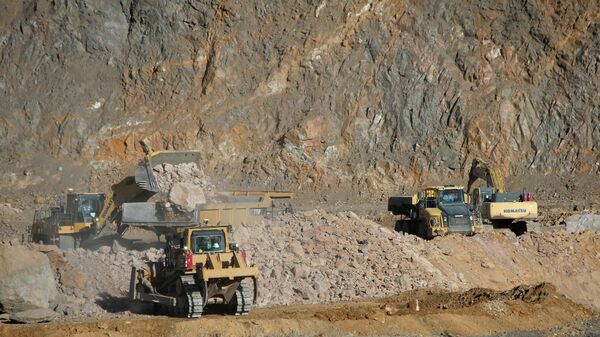 Carregadeiras enchem caminhões com minério na mina de terras raras MP Materials em Mountain Pass, Califórnia, EUA, 30 de janeiro de 2020 - Sputnik Brasil