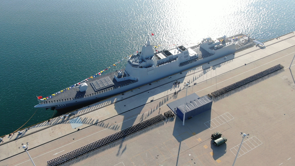 A Marinha do Exército de Libertação Popular comissionou seu primeiro navio de guerra Type 055, Nanchang, no domingo, em Qingdao, China - Sputnik Brasil