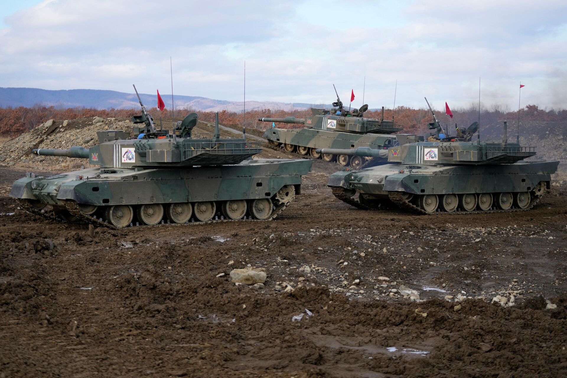 Tanques Tipo 90 da Força de Autodefesa Terrestre Japonesa (JGDDF, na sigla em inglês) se movem durante o exercício anual com munições reais no acampamento Minami Eniwa. Eniwa, ilha de Hokkaido, norte do Japão, 6 de dezembro de 2021 - Sputnik Brasil, 1920, 15.01.2022