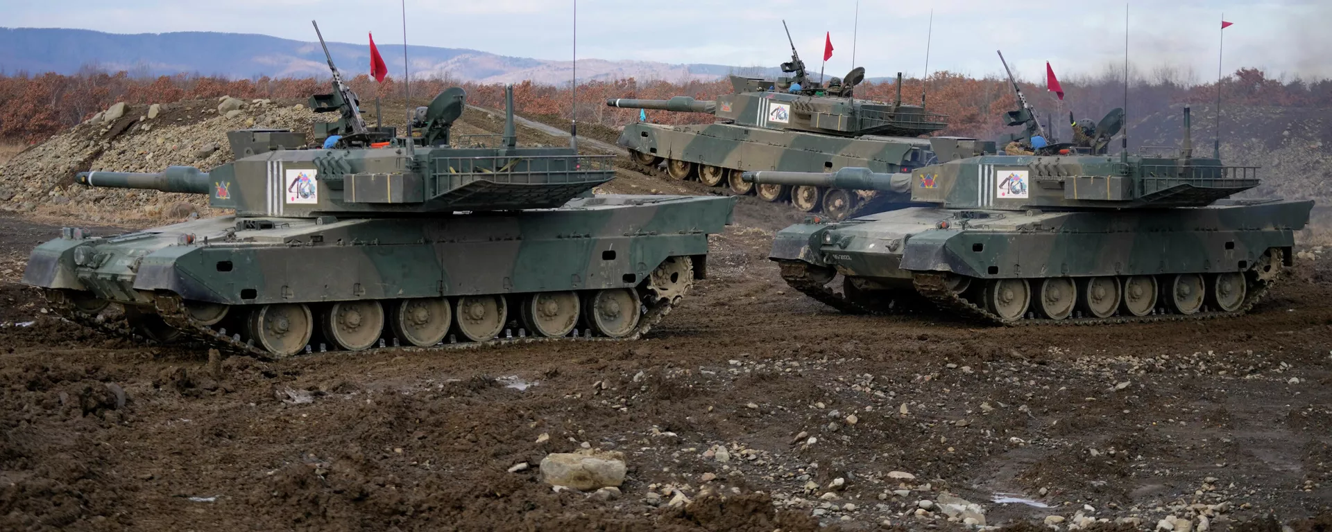 Tanques Tipo 90 da Força de Autodefesa Terrestre Japonesa (JGDDF, na sigla em inglês) se movem durante o exercício anual com munições reais no acampamento Minami Eniwa. Eniwa, ilha de Hokkaido, norte do Japão, 6 de dezembro de 2021 - Sputnik Brasil, 1920, 28.06.2024