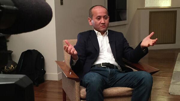 Ex-banqueiro do Cazaquistão Mukhtar Ablyazov durante entrevista à AP em Paris, 15 de dezembro de 2016 - Sputnik Brasil