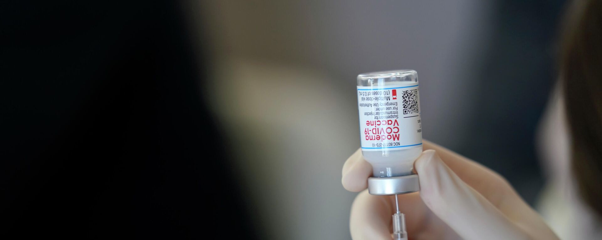 Em Metairie, no estado norte-americano de Louisiana, um agente de saúde prepara uma dose de vacina contra a COVID-19, em 29 de março de 2021 - Sputnik Brasil, 1920, 19.10.2024