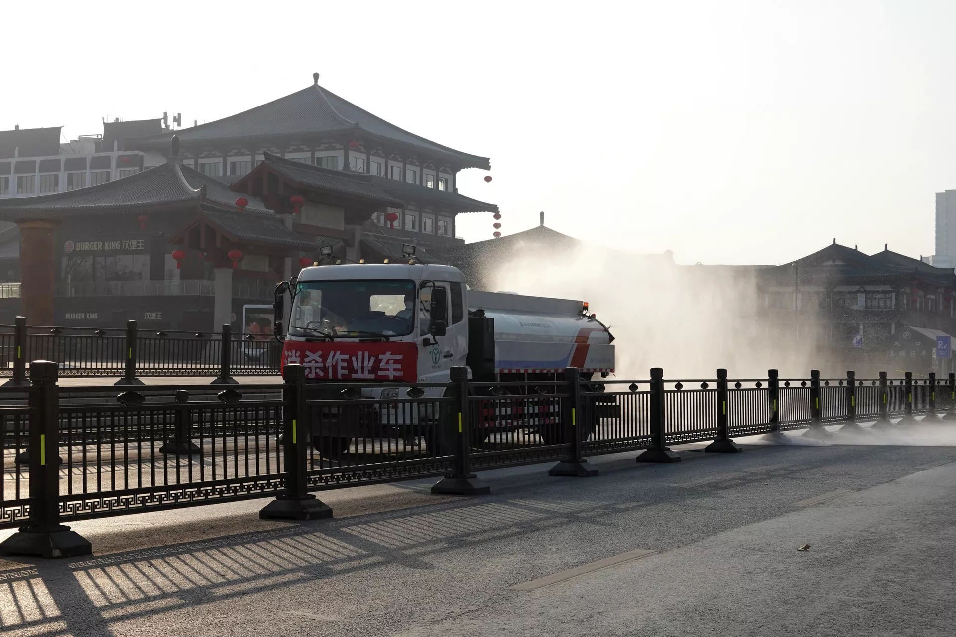 Um caminhão pulveriza desinfetante em ruas desertas em Xian, em meio ao lockdown vivido na região, 31 de dezembro de 2021 Um caminhão pulveriza desinfetante em ruas desertas em Xian, em meio ao lockdown vivido na região, 31 de dezembro de 2021 - Sputnik Brasil, 1920, 18.01.2022