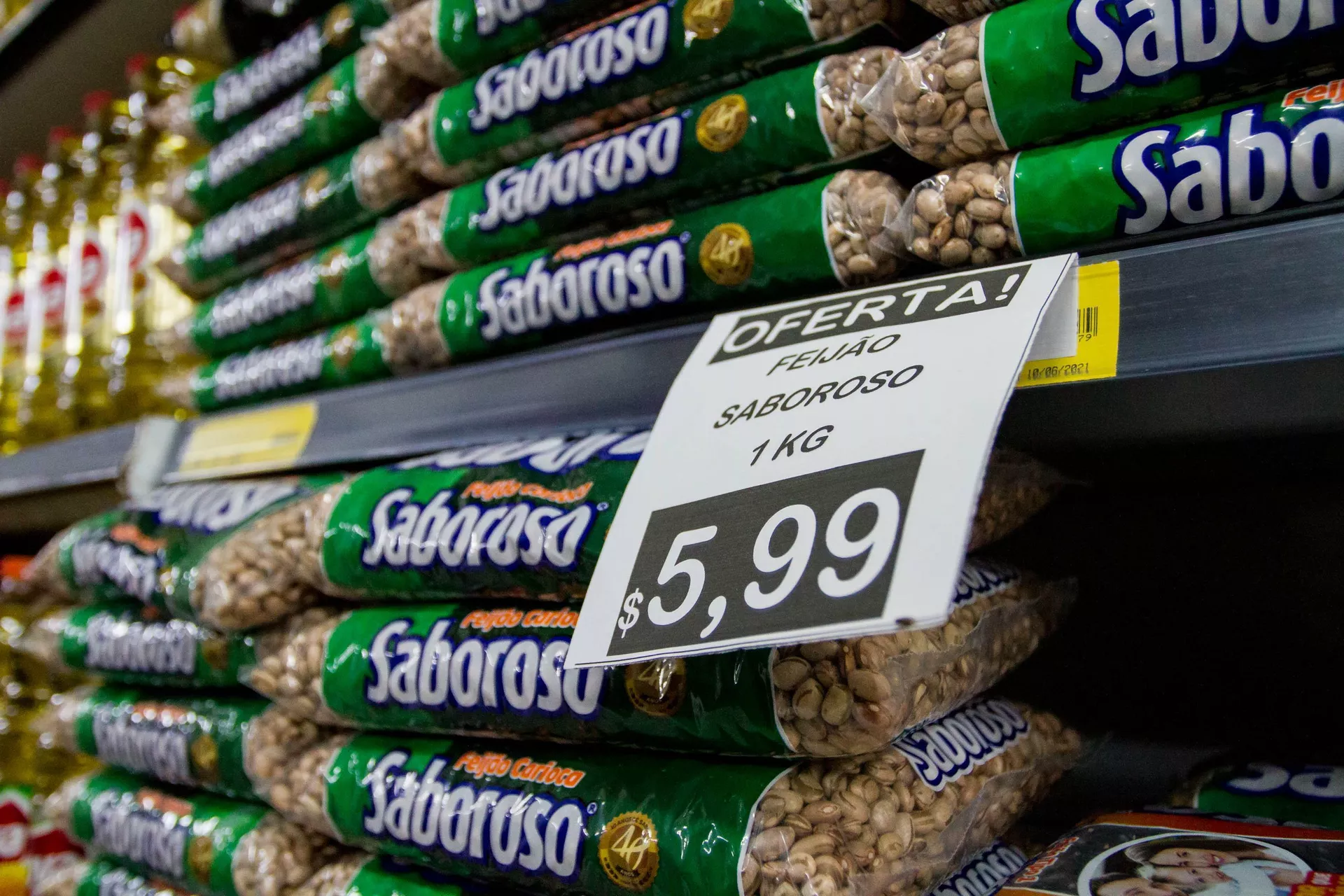 Itens da cesta básica como arroz, feijão e óleo de soja tiveram aumento no preço devido a inflação. Além desses produtos, o café também teve um aumento expressivo, de cerca de 35% em capitais brasileiras, São Paulo, 11 de janeiro de 2022 Itens da cesta básica como arroz, feijão e óleo de soja tiveram aumento no preço devido a inflação. Além desses produtos, o café também teve um aumento expressivo, de cerca de 35% em capitais brasileiras, São Paulo, 11 de janeiro de 2022 - Sputnik Brasil, 1920, 18.01.2022