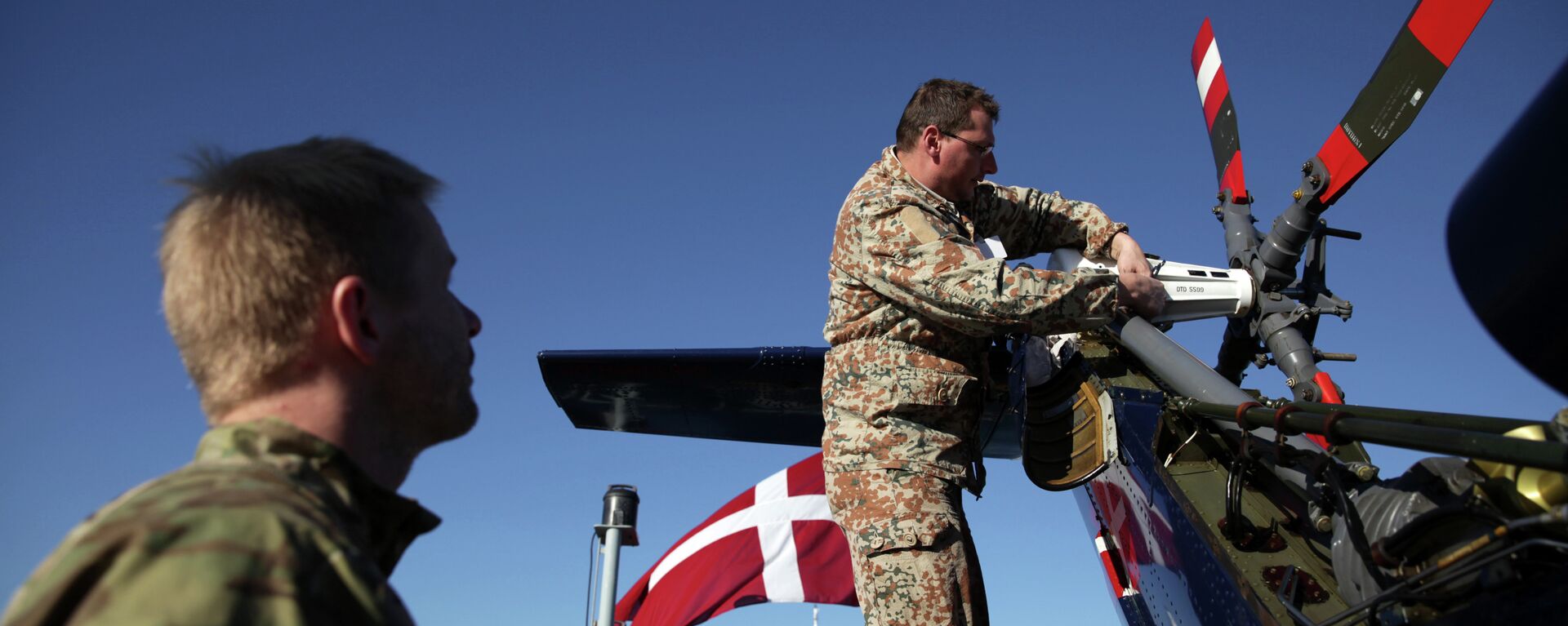 Soldados dinamarqueses da Marinha Real Dinamarquesa trabalham em um helicóptero a bordo do navio militar Absalon na cidade portuária cipriota de Limassol, 14 de dezembro de 2013 - Sputnik Brasil, 1920, 19.01.2022