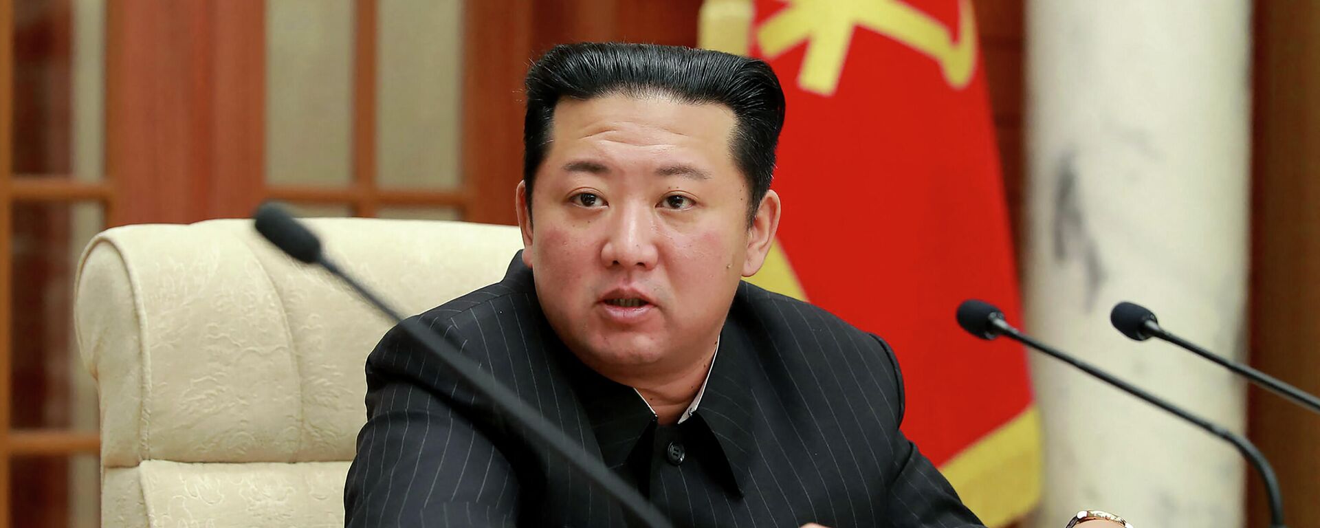 Foto tirada em 19 de janeiro de 2022 e divulgada pela Agência Central de Notícias da Coreia (KCNA), em 20 de janeiro, mostra o líder norte-coreano Kim Jong-un durante reunião do partido, em Pyongyang - Sputnik Brasil, 1920, 20.01.2022