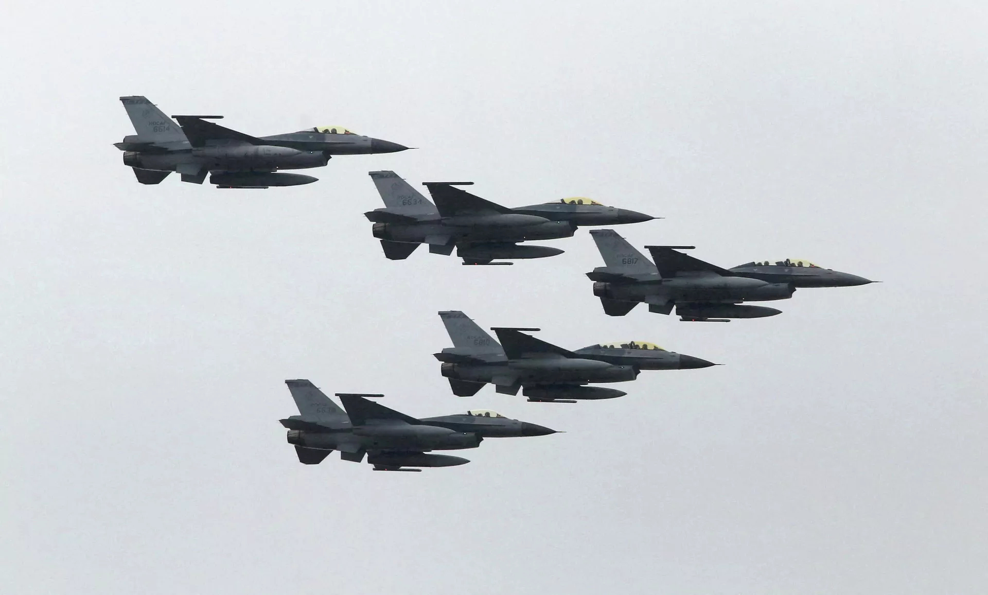 Caças F-16 da Força Aérea de Taiwan voam durante o exercício militar anual Han Kuang em uma base do exército em Hsinchu, norte de Taiwan, em 4 de julho de 2015 Caças F-16 da Força Aérea de Taiwan voam durante o exercício militar anual Han Kuang em uma base do exército em Hsinchu, norte de Taiwan, em 4 de julho de 2015 - Sputnik Brasil, 1920, 10.02.2022