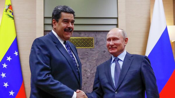 Em Moscou, o presidente venezuelano, Nicolás Maduro (à esquerda), cumprimenta o presidente russo, Vladimir Putin, em 5 de dezembro de 2018 - Sputnik Brasil