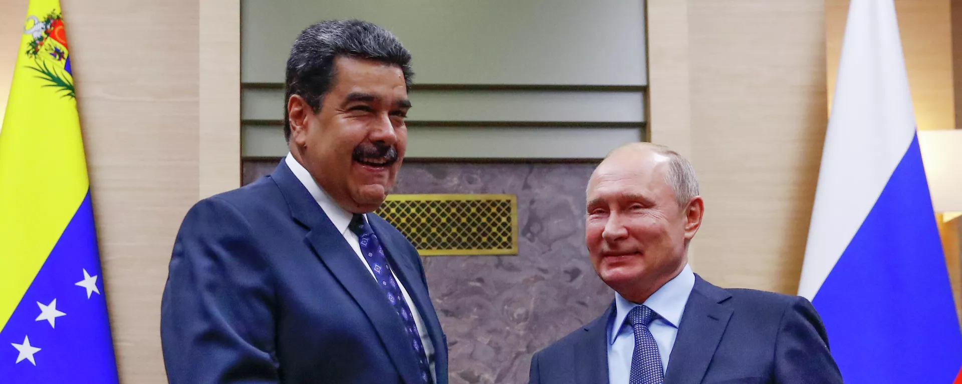 Em Moscou, o presidente venezuelano, Nicolás Maduro (à esquerda), cumprimenta o presidente russo, Vladimir Putin, em 5 de dezembro de 2018 - Sputnik Brasil, 1920, 02.08.2024