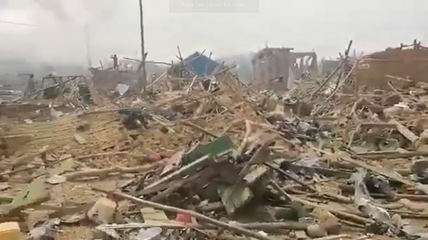 Frame de vídeo reproduzido no Twitter mostra a destruição causada pela explosão de veículo após colisão com motocicleta, em Apiate, em Gana, em 20 de janeiro de 2022 - Sputnik Brasil