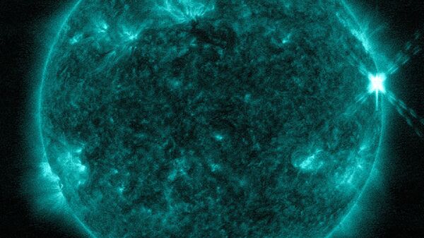 O Observatório de Dinâmica Solar da NASA capturou esta imagem (a partir de luz ultravioleta) de uma explosão solar vista no flash brilhante no lado direito desta imagem do Sol, em 20 de janeiro de 2022 - Sputnik Brasil