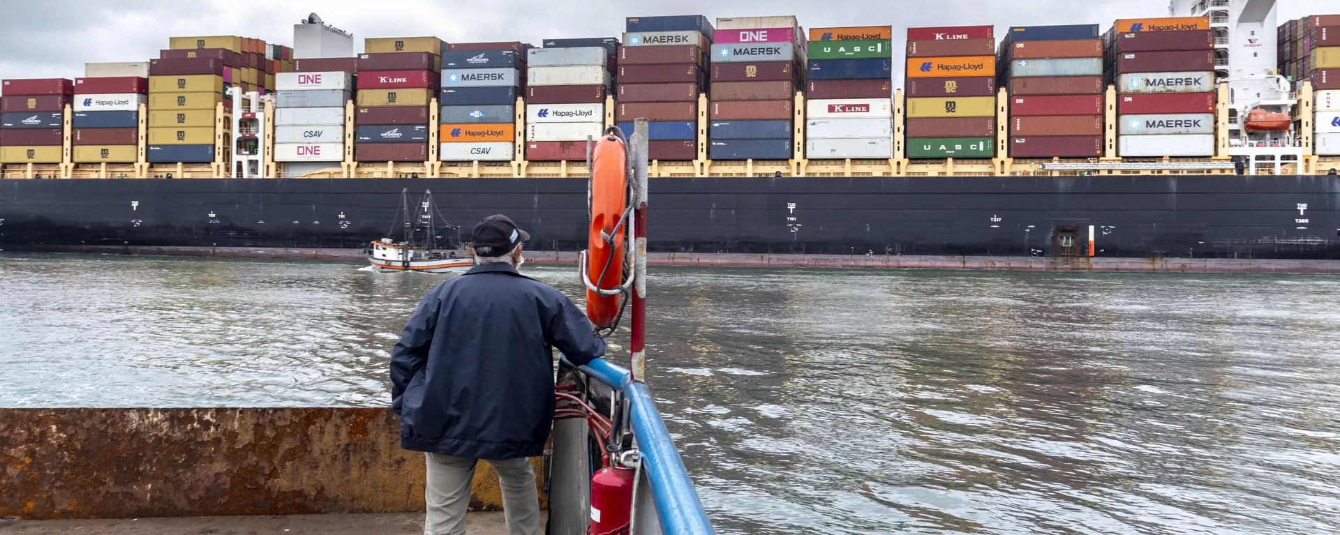 Em Santos, um homem observa um cargueiro de Hong Kong sendo rebocado pelo canal do Porto de Santos. São Paulo, 17 de setembro de 2021 - Sputnik Brasil, 1920, 09.09.2024