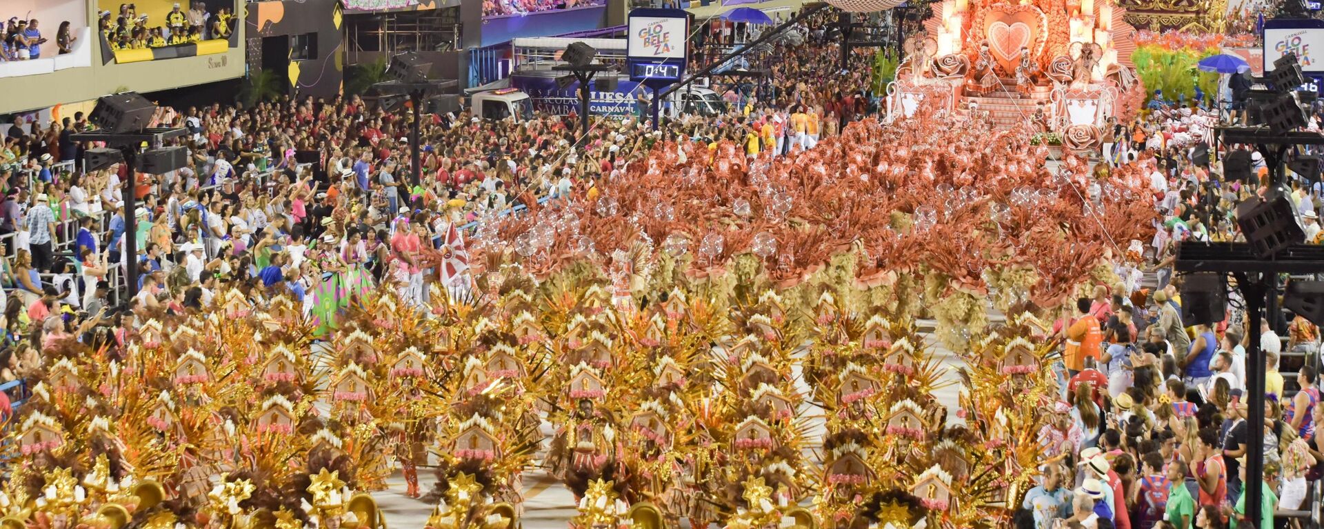 Apresentação da escola de samba Viradouro no último desfile de Carnaval realizado antes da pandemia, no dia 23 de fevereiro de 2020, na Marquês de Sapucaí, sambódromo do Rio de Janeiro - Sputnik Brasil, 1920, 21.01.2022