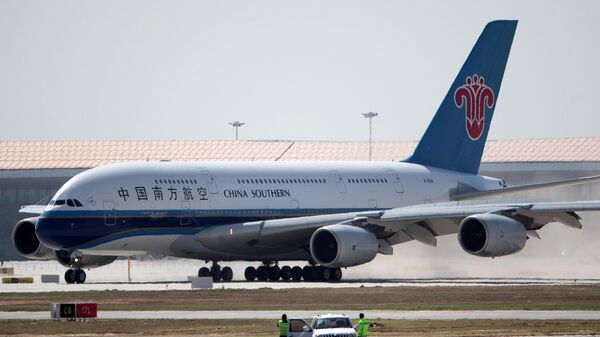 Aeronave da China Southern Airlines pousa, durante voo de teste do novo Aeroporto Internacional de Pequim, no dia em 13 de maio de 2019 - Sputnik Brasil