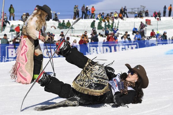 Miss Rodeo Rainha da Califórnia, Jackie Scarry (à direita) após a queda durante a 47ª descida anual no resort de esqui em Steamboat Springs, Colorado. - Sputnik Brasil