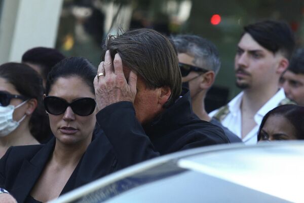 Presidente do Brasil Jair Bolsonaro e sua esposa Michelle Bolsonaro durante o funeral da mãe do presidente, Olinda Bonturi Bolsonaro, em Eldorado, SP 
 - Sputnik Brasil