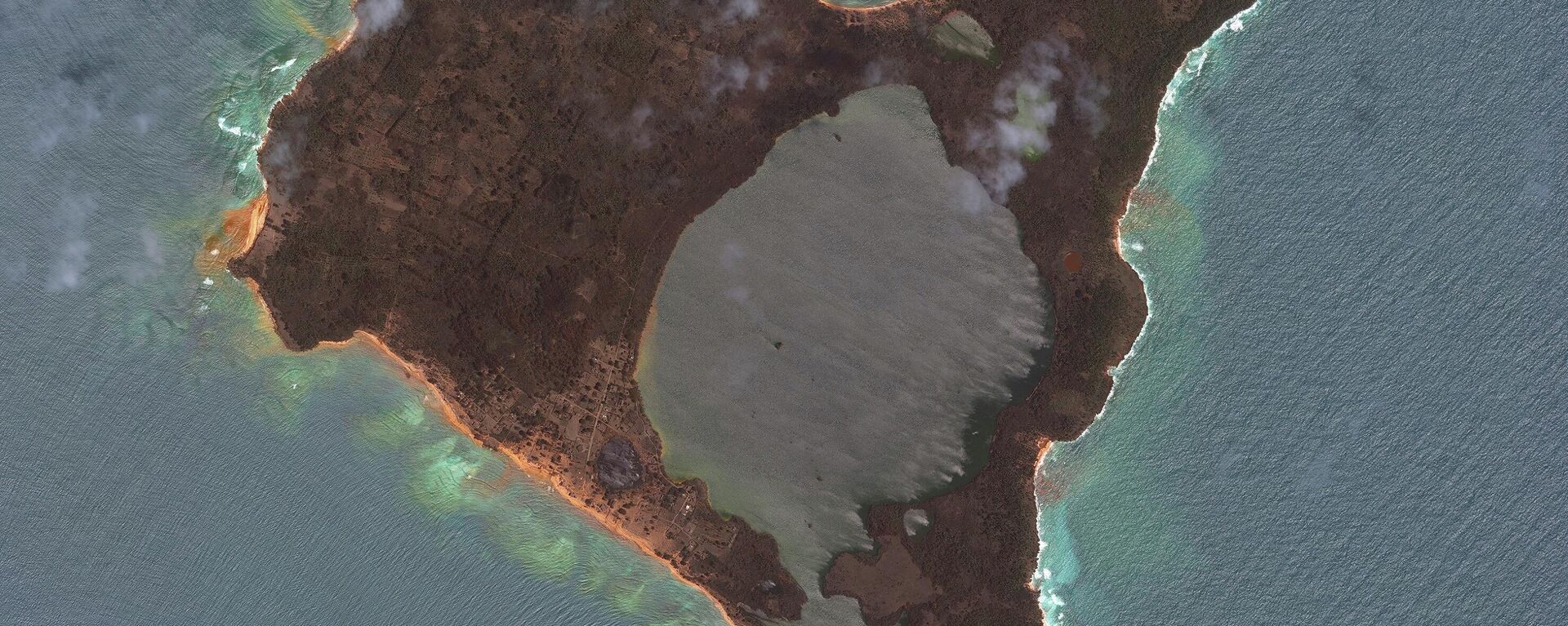 Imagem de satélite da ilha Nomuka após erupção do vulcão Hunga Tonga-Hunga Haapa, em Tonga, 20 de janeiro de 2022 - Sputnik Brasil, 1920, 22.01.2022