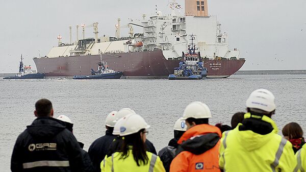 Nesta foto de arquivo, o gigantesco navio-tanque de gás natural liquefeito Al Nuaman no porto báltico de Swinoujscie, Polônia, transportando cerca de 200.000 metros cúbicos de gás liquefeito do Catar, em 11 de dezembro de 2015 - Sputnik Brasil