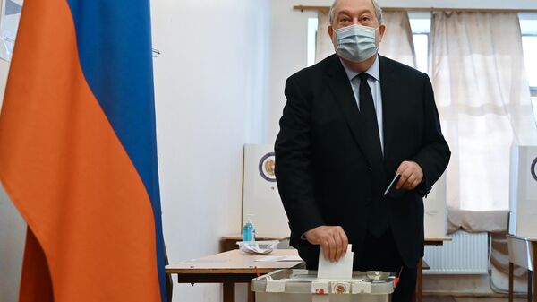 Presidente armênio, Armen Sarkisyan, em Yerevan durante as eleições legislativas no país, 20 de junho de 2021 - Sputnik Brasil