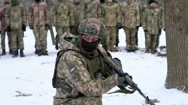 Instrutor treina membros das Forças de Defesa Territorial da Ucrânia, unidade militar de voluntários dentro das Forças Armadas, em um parque de Kiev, 22 de janeiro de 2022. - Sputnik Brasil