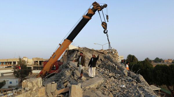 Socorristas usam guindaste para remover teto de concreto de um centro de detenção atingido por ataques aéreos em Saada, Iêmen, 21 de janeiro de 2022 - Sputnik Brasil