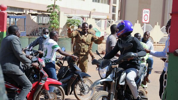 Militar pede a apoiadores das Forças Armadas nacionais que se dispersem após o presidente Marc Kaboré ser detido em Burkina Faso, 24 de janeiro de 2022 - Sputnik Brasil
