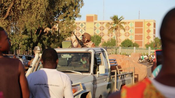 Em Burkina Faso, um soldado do Exército dirige um caminhão após a deposição do presidente Kabore na capital Ouagadougou, em 24 de janeiro de 2022 - Sputnik Brasil