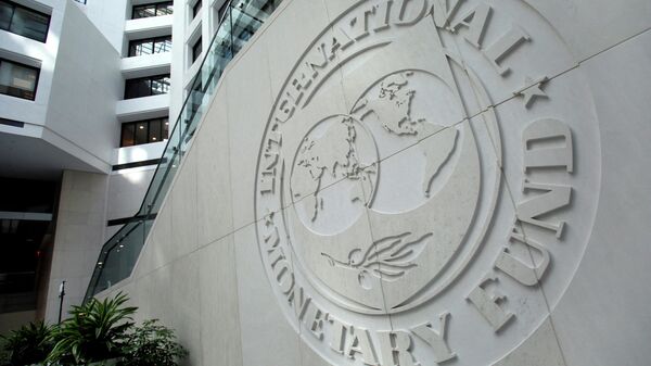 Foto mostra o logotipo do Fundo Monetário Internacional (FMI), em sua sede em Washington, nos EUA, em 9 de outubro de 2016 - Sputnik Brasil