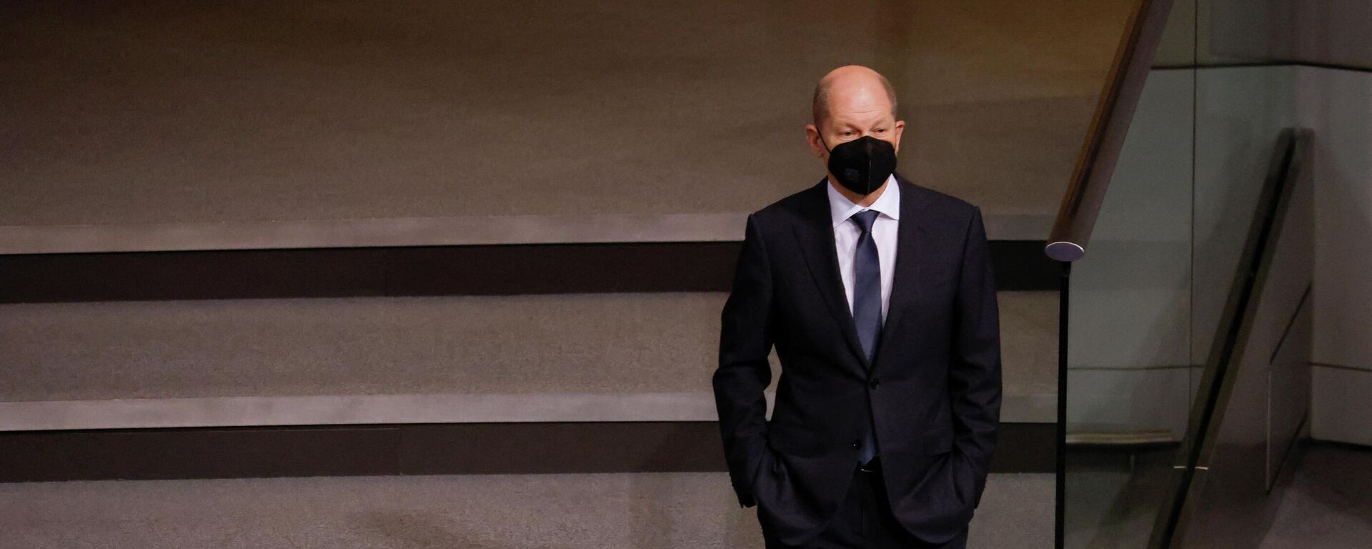 O chanceler alemão Olaf Scholz caminha na câmara baixa do parlamento Bundestag em Berlim, Alemanha, em 26 de janeiro de 2022 - Sputnik Brasil, 1920, 26.01.2022