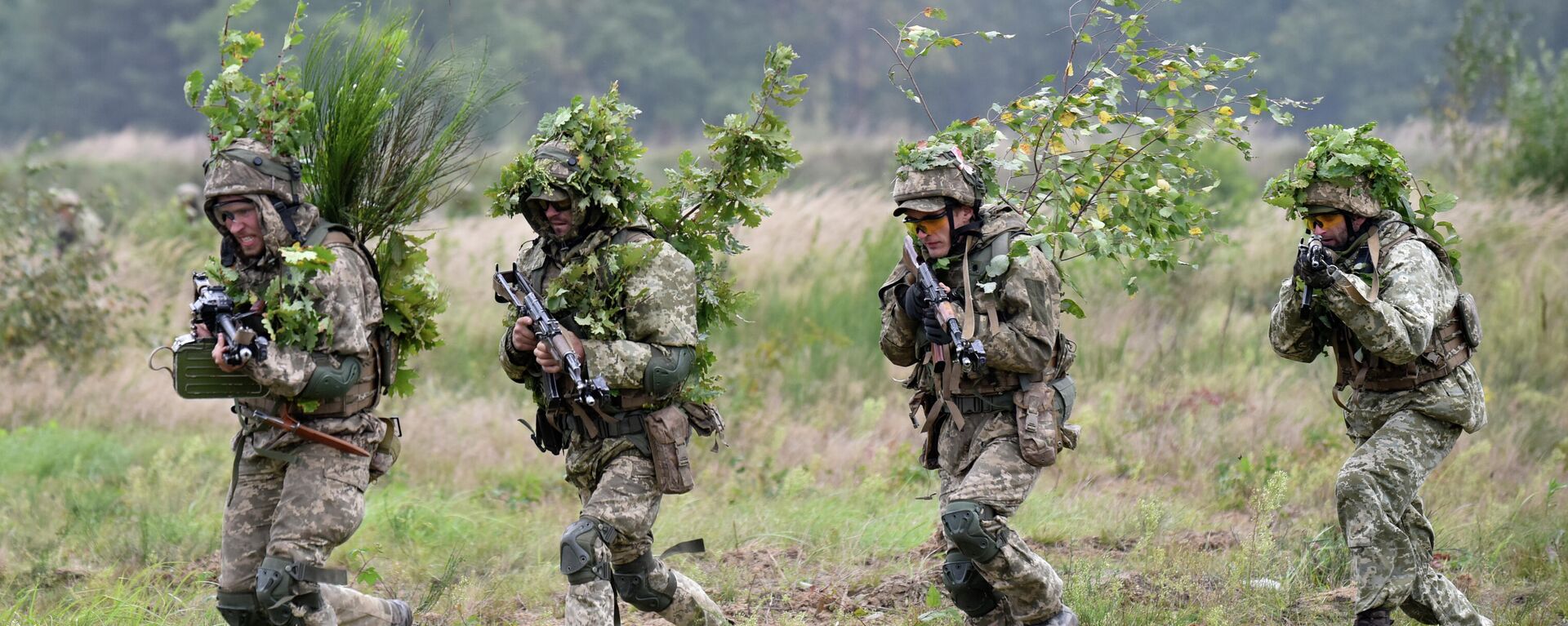 Soldados participam de um exercício no campo de treinamento militar de Yavoriv, perto de Lvov, Ucrânia Ocidental, sexta-feira, 24 de setembro de 2021 - Sputnik Brasil, 1920, 08.08.2022