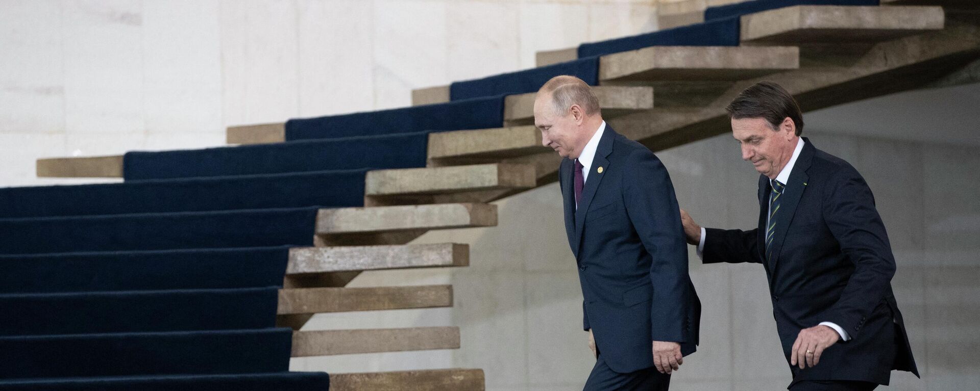O presidente da Rússia, Vladimir Putin (E) e o presidente do Brasil, Jair Bolsonaro, caminham para participar da 11ª Cúpula do BRICS no palácio do Itamaraty em 14 de novembro de 2019 em Brasília, Brasil - Sputnik Brasil, 1920, 20.05.2022