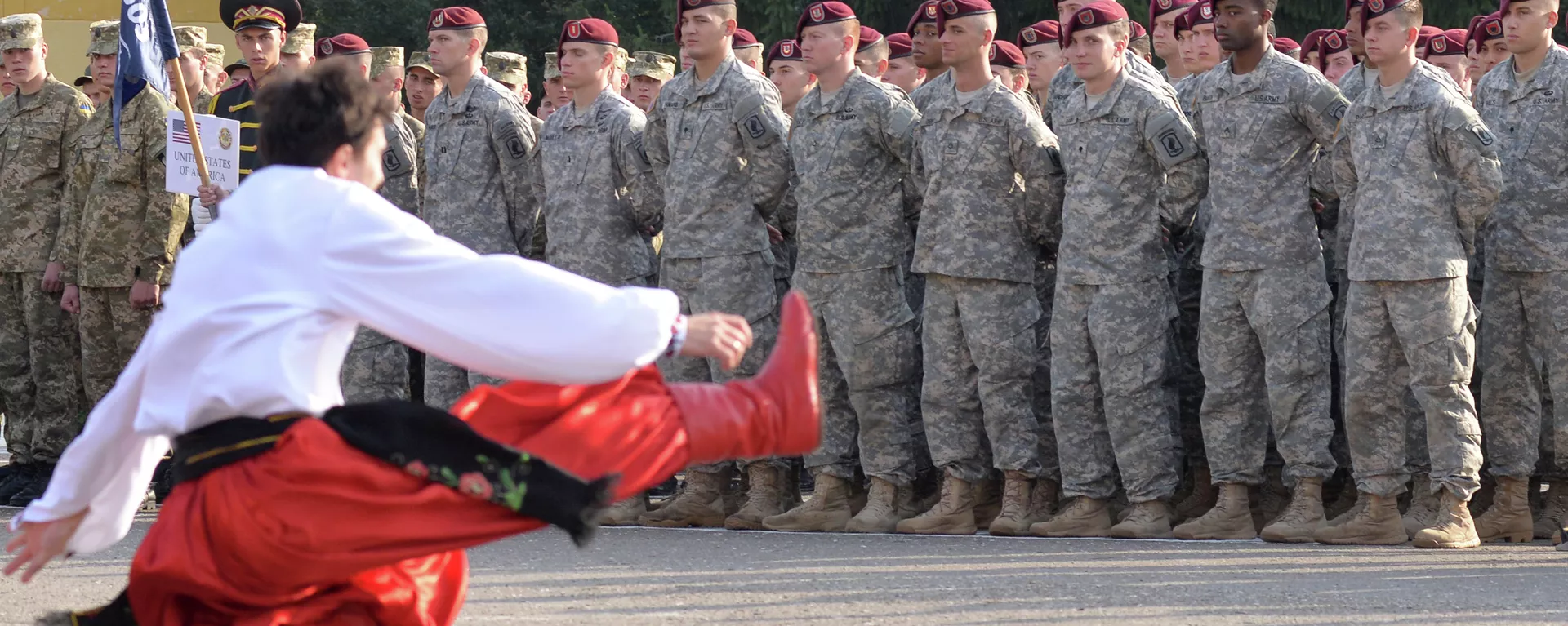 Um dançarino em traje nacional ucraniano se apresenta durante a cerimônia de abertura dos exercícios militares Rapid Trident (tridente rápido), 15 de setembro de 2014, perto da cidade ucraniana ocidental de Yavorov
Um dançarino em traje nacional ucraniano se apresenta durante a cerimônia de abertura dos exercícios militares Rapid Trident (tridente rápido), 15 de setembro de 2014, perto da cidade ucraniana ocidental de Yavorov
- Sputnik Brasil, 1920, 27.01.2022