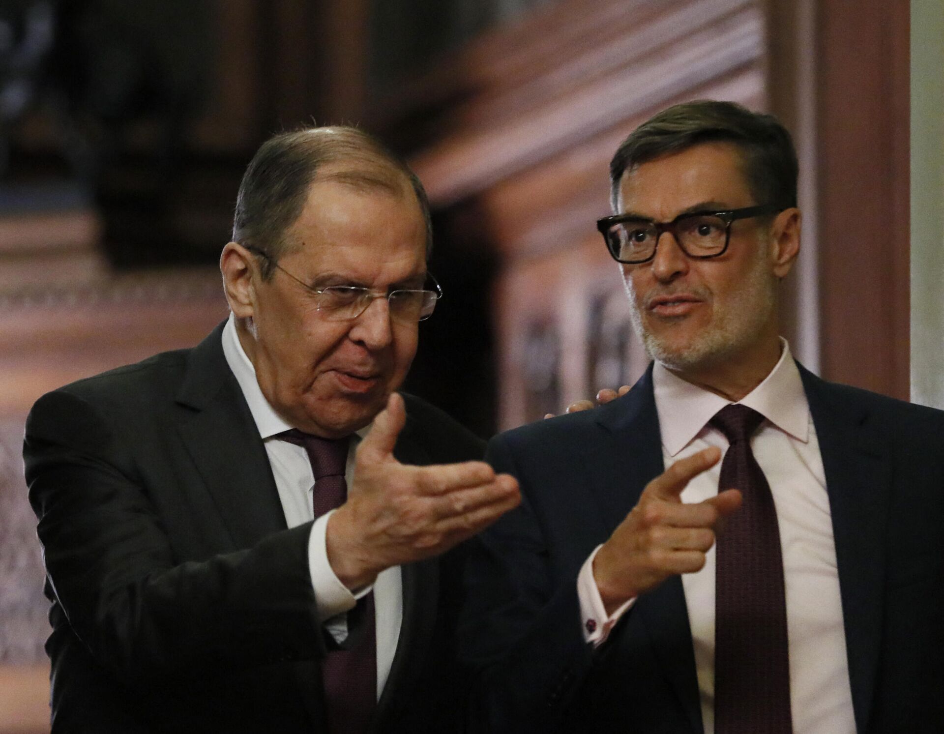 À esquerda, o ministro das Relações Exteriores da Rússia, Sergei Lavrov e seu colega venezuelano Felix Plasencia em coletiva de imprensa conjunta após suas conversas em Moscou, 8 de novembro de 2021 - Sputnik Brasil, 1920, 28.01.2022