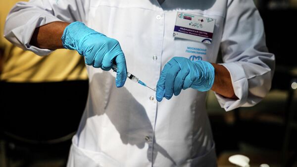 Um profissional de saúde prepara uma dose da vacina russa Sputnik V contra a COVID-19 em um centro de vacinação, em Moscou, em 7 de julho de 2021 - Sputnik Brasil