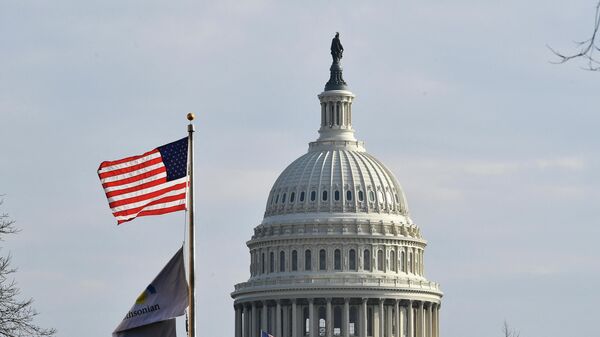 Bandeira dos EUA em frente ao Capitólio dos EUA, em Washington, em 14 de janeiro de 2022 - Sputnik Brasil
