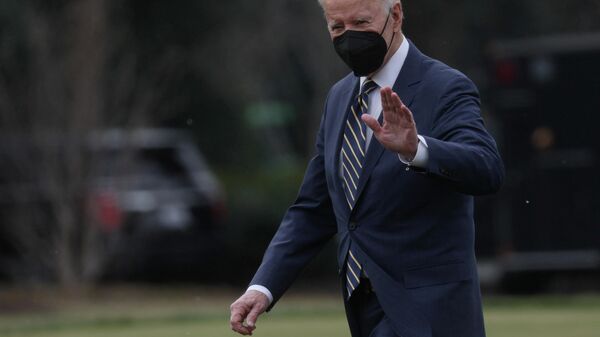 Joe Biden, presidente americano, caminhando na Casa Branca em Washington, EUA, 28 de janeiro de 2022 - Sputnik Brasil
