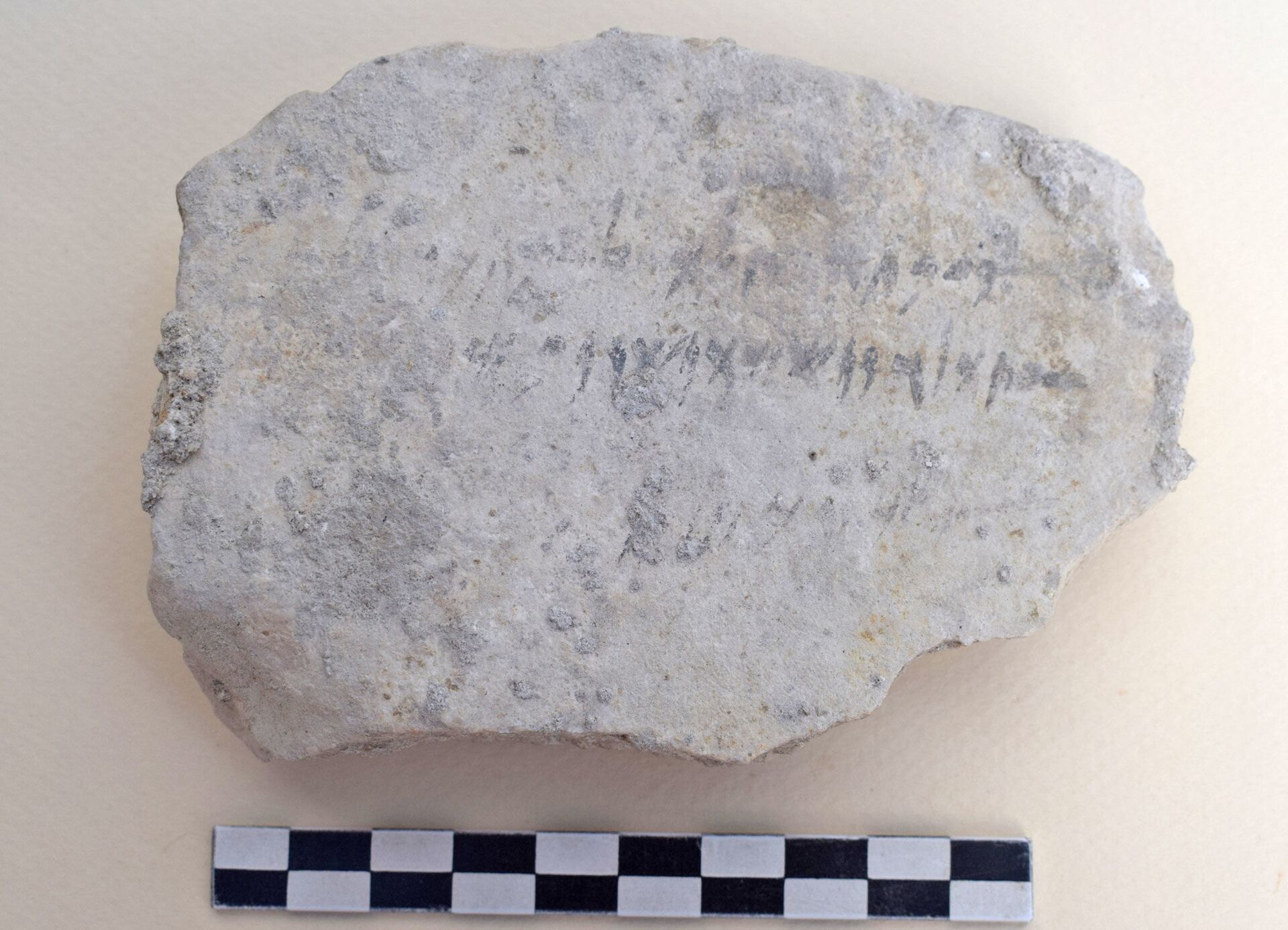 Uma placa de pedra calcária com escrita fenícia descoberta durante escavações no Chipre 
 - Sputnik Brasil, 1920, 30.01.2022