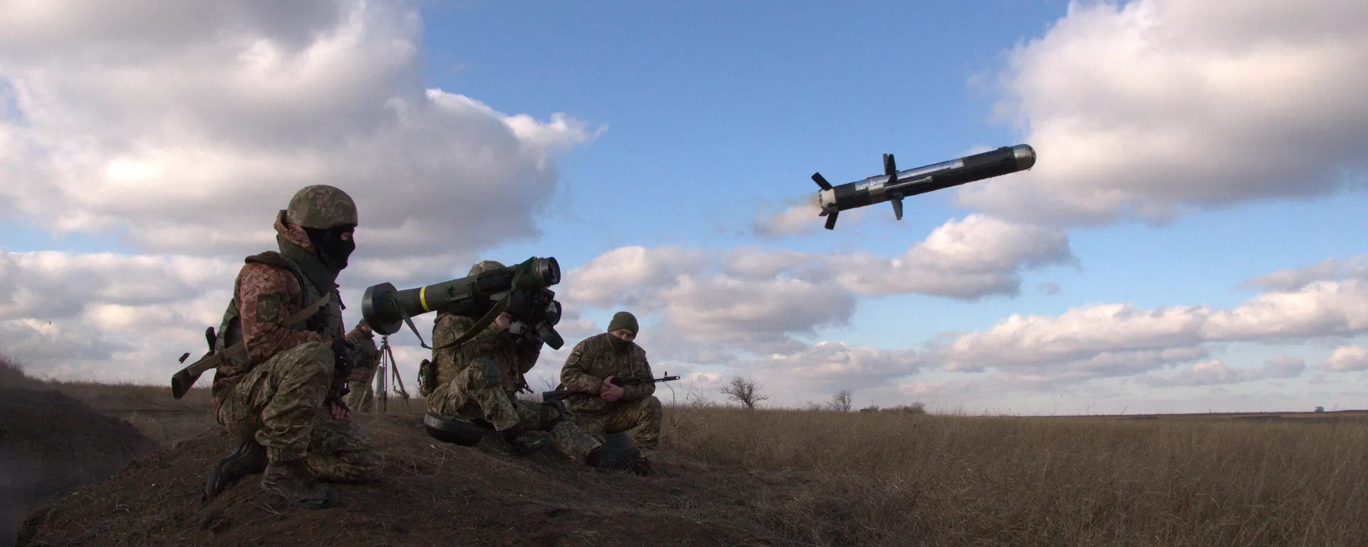 Esta fotografia divulgada pelo serviço de imprensa do Ministério da Defesa ucraniano em 22 de dezembro de 2012 mostra militares ucranianos disparando um FGM-148 Javelin, um míssil antitanque dos EUA, durante o treinamento na região de Donetsk Esta fotografia divulgada pelo serviço de imprensa do Ministério da Defesa ucraniano em 22 de dezembro de 2012 mostra militares ucranianos disparando um FGM-148 Javelin, um míssil antitanque dos EUA, durante o treinamento na região de Donetsk - Sputnik Brasil, 1920, 06.02.2022