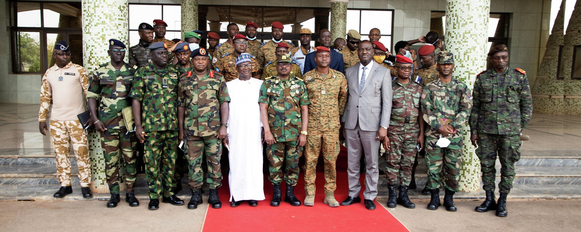 Representantes do conselho de ministros da CEDEAO (Comunidade Econômica dos Estados da África Ocidental) posam para uma foto com os líderes do golpe militar que derrubou o presidente Roch Kaboré, em Ouagadougou, Burkina Faso, 29 de janeiro de 2022 - Sputnik Brasil, 1920, 31.01.2022