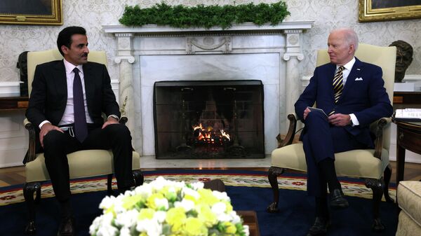 Chefe de Estado do Catar, Tamim Bin Hamad Al-Thani e Joe Biden durante uma reunião bilateral no Salão Oval da Casa Branca em Washington, EUA, em 31 de janeiro de 2022 - Sputnik Brasil