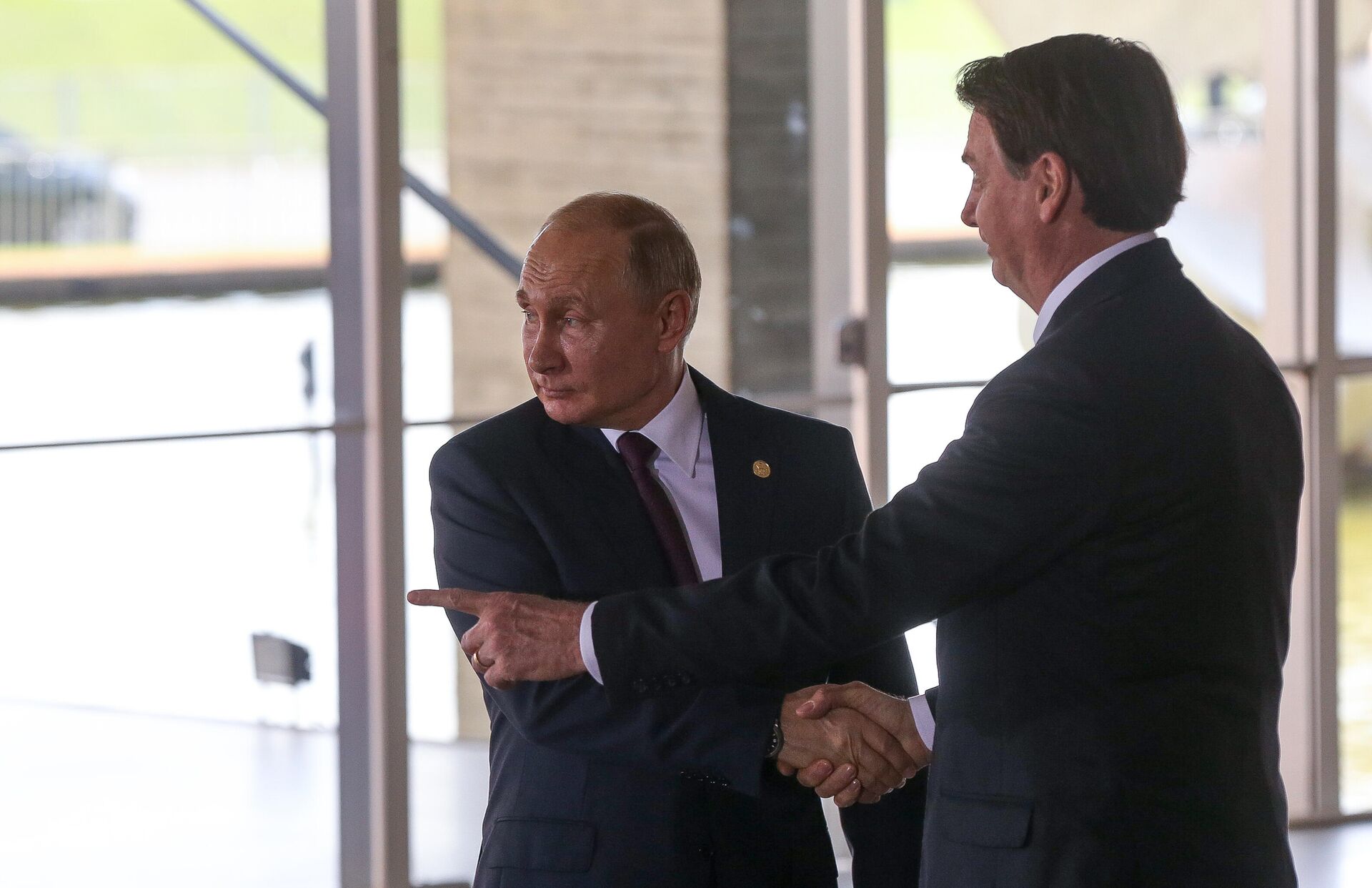 Presidente Jair Bolsonaro recebe o presidente Vladimir Putin, da Rússia, na reunião de cúpula do BRICS, 14 de novembro de 2019 - Sputnik Brasil, 1920, 01.02.2022