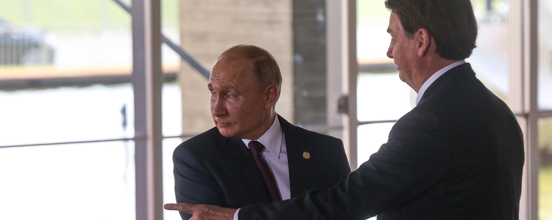 Presidente Jair Bolsonaro recebe o presidente Vladimir Putin, da Rússia, na reunião de cúpula do BRICS, 14 de novembro de 2019 - Sputnik Brasil, 1920, 01.02.2022