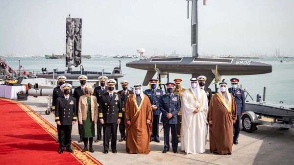 Príncipe bareinita Salman bin Hamad Al-Khalifa, junto com membros do Comando do Bahrein, antes do começo das manobras navais no Oriente Médio, Bahrein, 31 de janeiro de 2022 - Sputnik Brasil