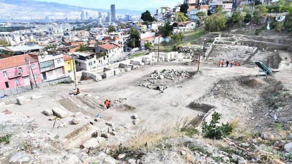 Escavações continuam em teatro na cidade de Esmirna, na Turquia - Sputnik Brasil