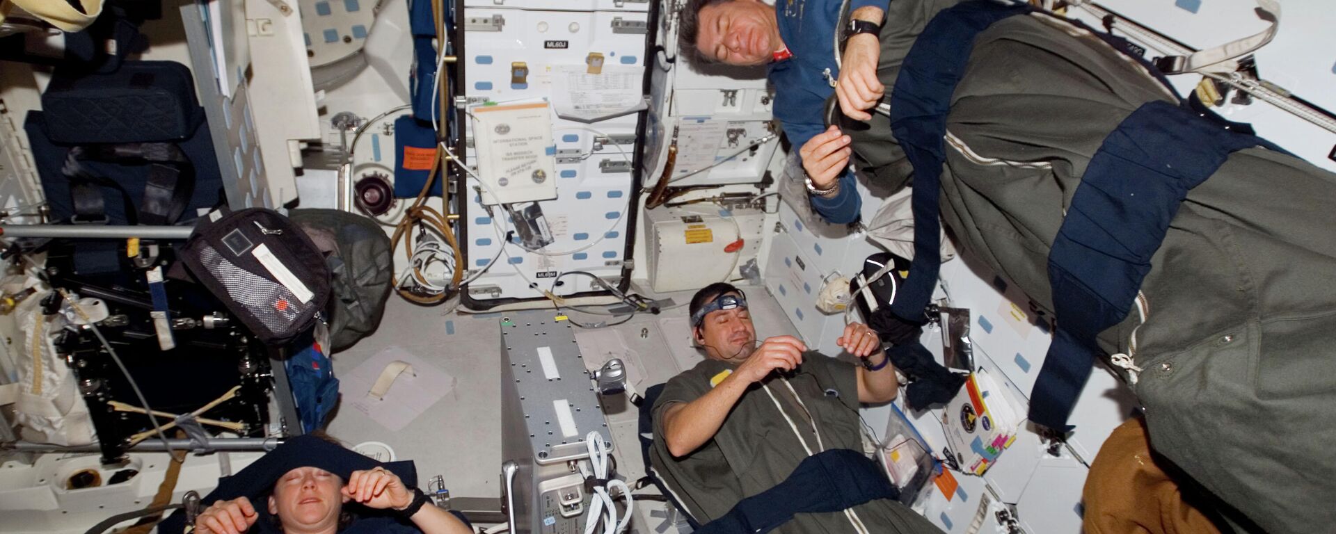 Astronautas dormindo dentro da espaçonave Discovery durante missão em 2007 - Sputnik Brasil, 1920, 01.02.2022