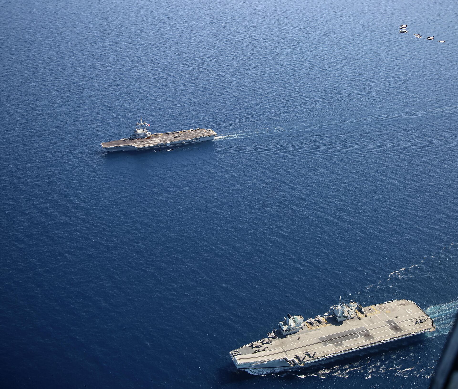 Aviões da Marinha e do Corpo de Fuzileiros Navais dos EUA voam sobre os porta-aviões HMS Queen Elizabeth (R09) do Reino Unido, e Charles de Gaulle (R91) da França, no mar Mediterrâneo, 3 de junho de 2021 - Sputnik Brasil, 1920, 27.10.2023