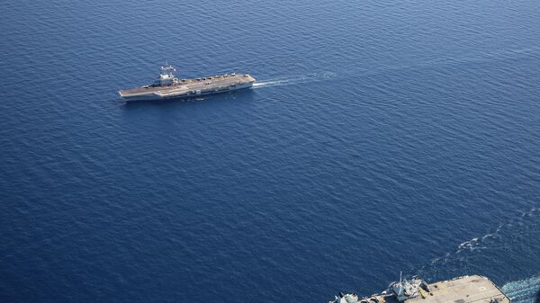 Aviões da Marinha e do Corpo de Fuzileiros Navais dos EUA voam sobre os porta-aviões HMS Queen Elizabeth (R09) do Reino Unido, e Charles de Gaulle (R91) da França, no mar Mediterrâneo, 3 de junho de 2021 - Sputnik Brasil