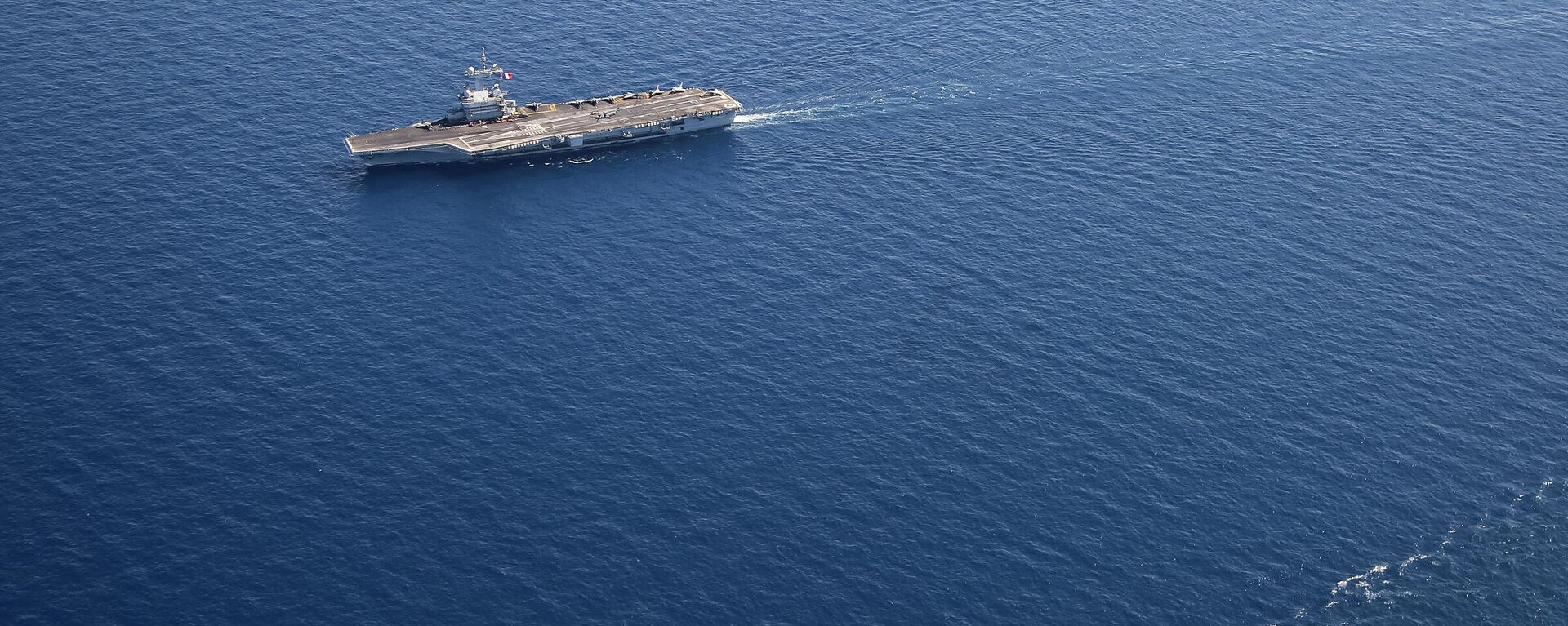 Aviões da Marinha e do Corpo de Fuzileiros Navais dos EUA voam sobre os porta-aviões HMS Queen Elizabeth (R09) do Reino Unido, e Charles de Gaulle (R91) da França, no mar Mediterrâneo, 3 de junho de 2021 - Sputnik Brasil, 1920, 01.02.2022