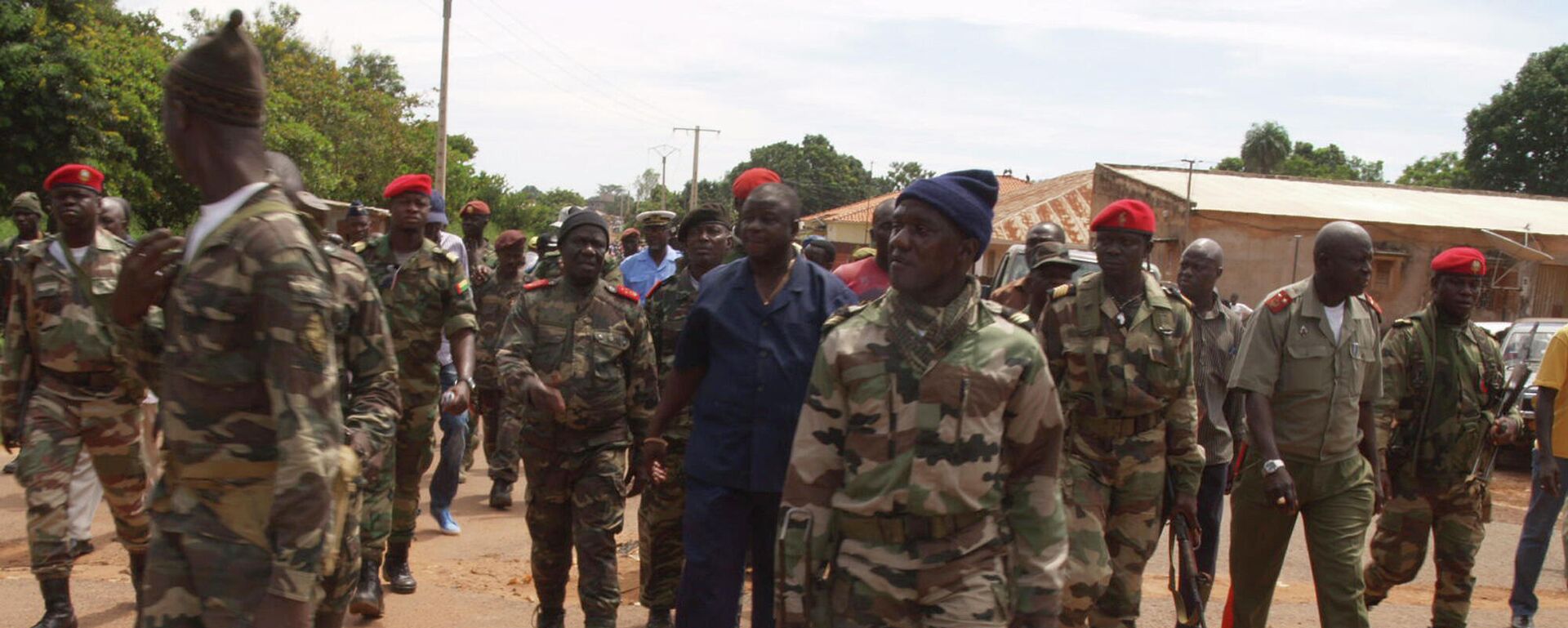 Na foto, de 21 de outubro de 2012, soldados caminham após uma tentativa fracassada de golpe, em Bissau, na Guiné-Bissau - Sputnik Brasil, 1920, 01.02.2022